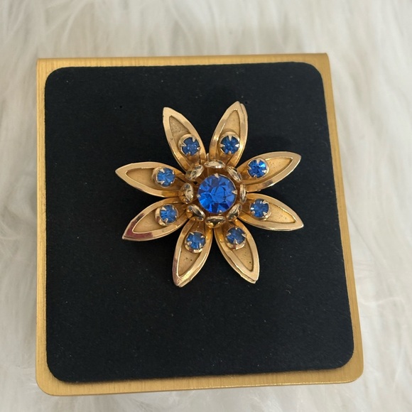 Source Unknown Jewelry - Vintage Gold Tone and Blue Starburst Daisy Brooch